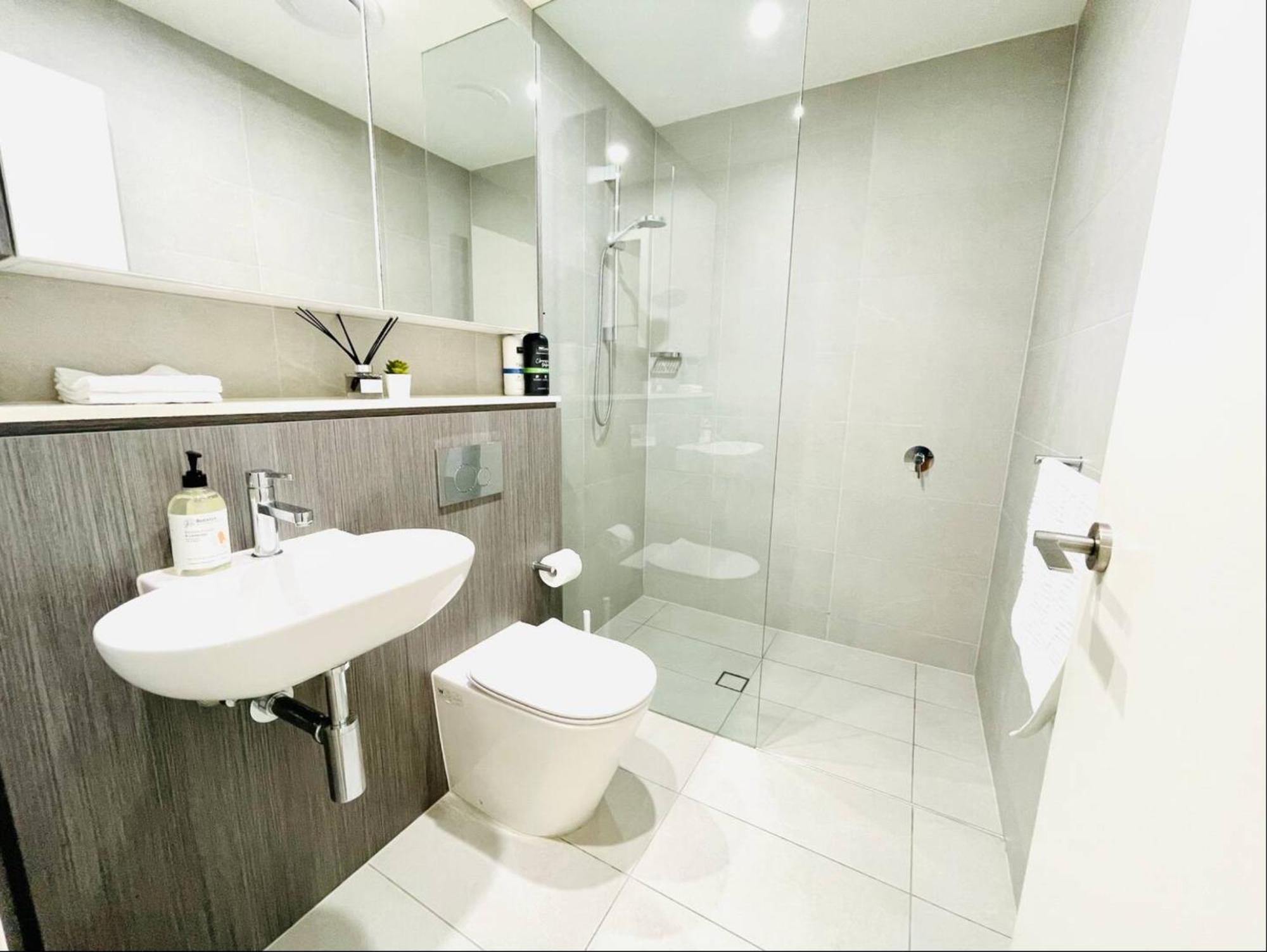 Olympic Park Oasis - New 3b2b - Pool, Parking *