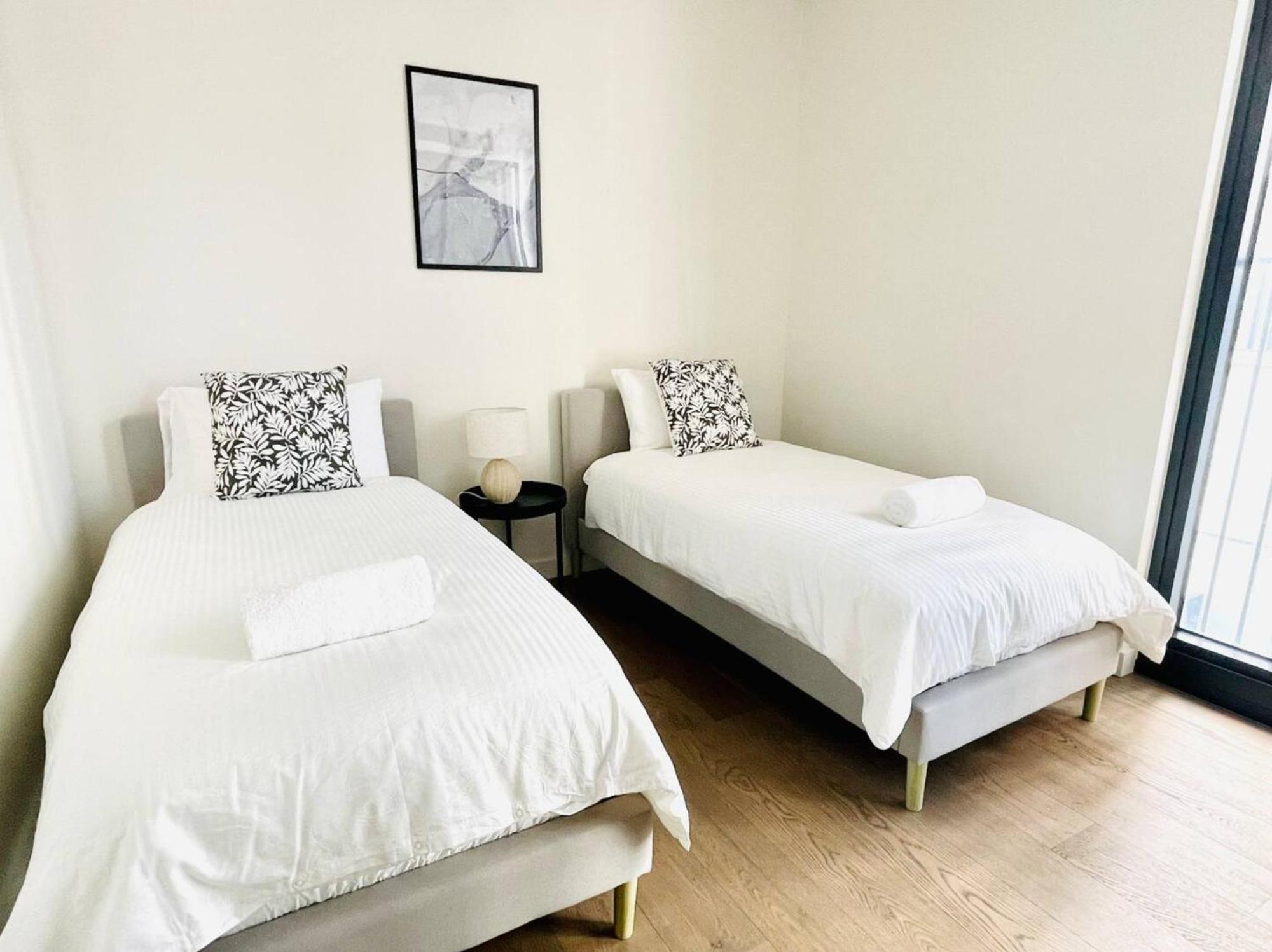 Olympic Park Oasis - New 3b2b - Pool, Parking
